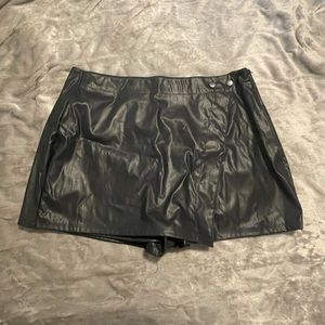 new with tags, 2x, black faux leather skort, fashion nova